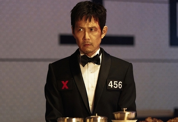 '오징어 게임' 시즌3에 등장한 검은 술병에 관심이 쏠리고 있다. 사진은 '오징어 게임' 시즌3 주연 이정재. /사진=넷플릭스