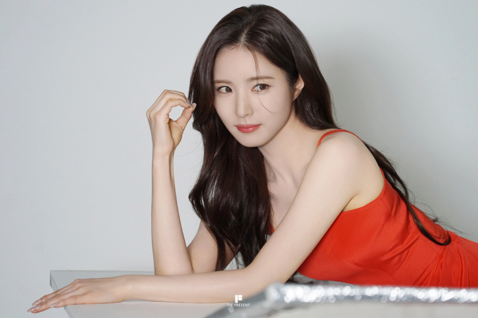 배우 신세경이 레드 슬리브리스 드레스로 치명적인 매력을 뽐냈다. /사진=더프레젠트컴퍼니