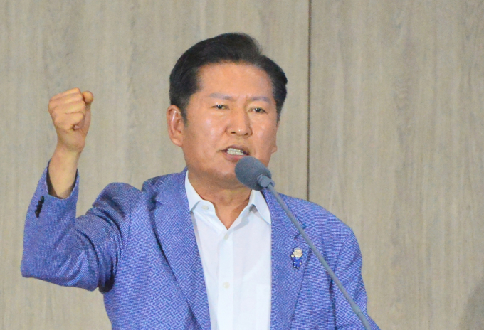 더불어민주당 전당대회 당대표 출마에 나선 정청래 의원이 특검 출석 요구에 불응한 윤석열 전 대통령을 비판했다. 사진은 지난달 29일 정청래 더불어민주당 당대표 예비후보가 충북 청주시 오스코에서 열린 더민주전국혁신회의 2025 전국대회에서  인사말을 하고 있는 모습. /사진=뉴시스