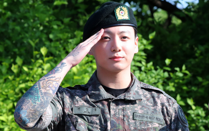 그룹 방탄소년단의 소속사 빅히트 뮤직이 아티스트 권익 침해와 관련해 강력한 법적 대응을 이어가겠다고 밝혔다. 사진은 지난달 11일 군 복무를 마친 방탄소년단 정국이 경기 연천군의 한 부대 인근에서 전역인사를 하는 모습. /사진=뉴시스