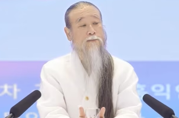박지원 더불어민주당 의원이 역술가 천공의 발언을 지적했다. 사진은 역술가 천공. /사진=유튜브 채널 'jungbub2013' 캡처