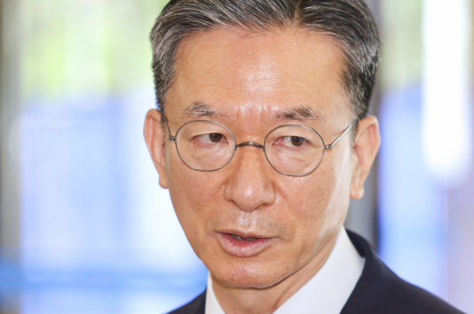 정성호 법무부 장관 후보자가 1일 서울 종로구 사직로 인사청문회 준비단 사무실 출근길에서 국민 눈높이에 맞는 검찰개혁을 고민하겠다고 밝혔다. 정성호 법무부장관 후보자가 1일 서울 종로구 적선현대빌딩에 마련된 인사청문회 준비 집무실로 출근하며 취재진 질의에 답하고 있다. /사진=뉴시스