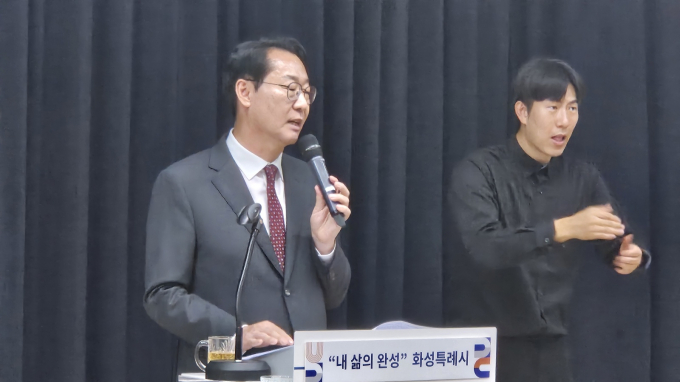 정명근 화성특례시장이 1일 시청 대회의실에서 열린 민선8기 3주년 시정 브리핑을 열고, 앞으로의 시정 방향을 시민과 언론에 직접 설명하고 있다. /사진=김동우 기자