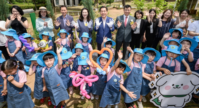 이재준 수원특례시장이 기부 정원 개장식에서 어린이들과 기념 촬영을 하는 모습./사진제공=수원시 