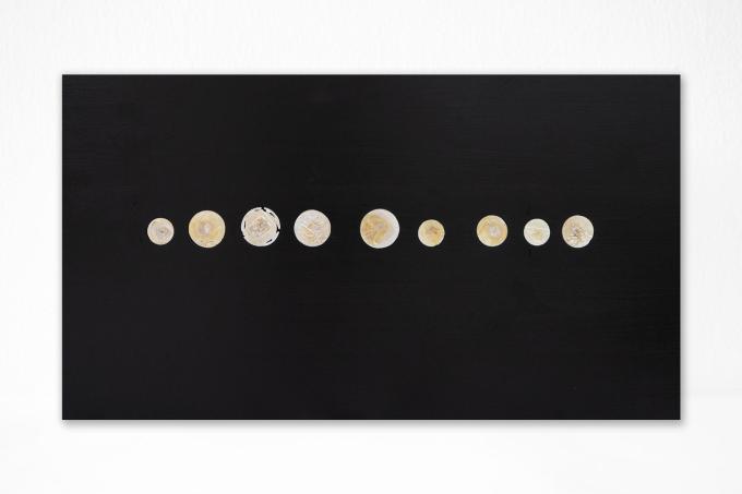 쿠르트 프리츠쉬(Kurt Fritsche),  'Untitled' 2025 Tin inlays in lacquered wood 50 x 90 cm Courtesy of the artist. (갤러리 상히읗 제공)