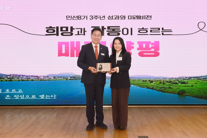 전진선 양평군수(왼쪽)가 전정희 작가(오른쪽)를 1일 양평군 홍보대사로 위촉하고 사진 촬영을 하고 있다. /사진제공=양평군