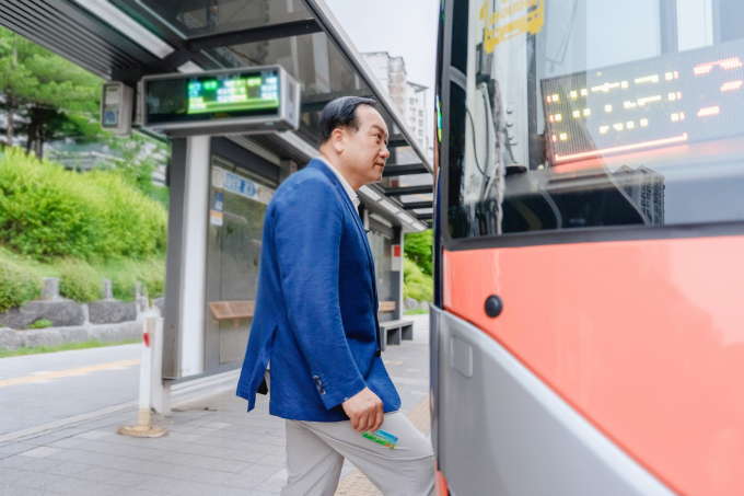 이권재 오산장이 1일 서울역행 5104번 광역버스를 직접 타고 시민들의 이용 불편을 살피는 현장 소통에 나섰다. /사진제공=오산시