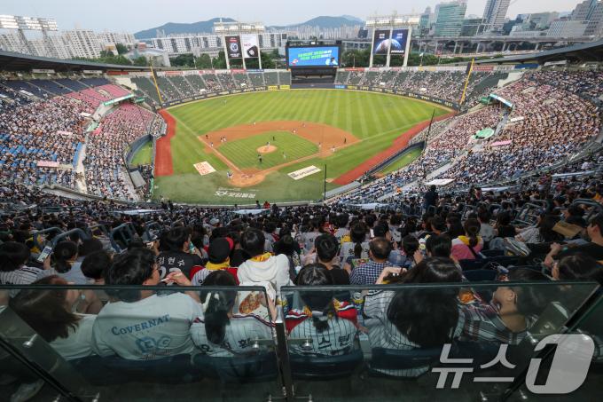 야구장이 왜 꽉꽉 들어차고 있는지, 축구 관계자들은 생각해봐야한다. ⓒ News1 박세연 기자