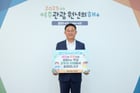 이충우 여주시장이 지난달 30일 상호존중의 학교문화 확산 릴레이 캠페인에 동참하고 있다. /사진제공=여주시  