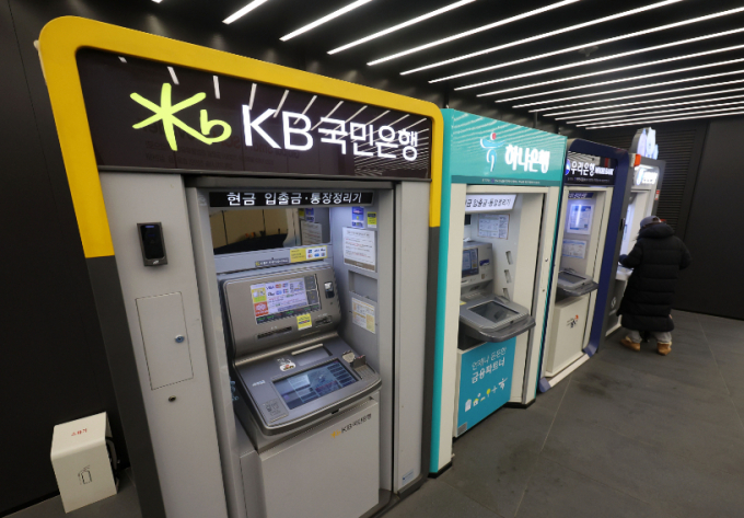 금융감독원이 후견인제도 활성화로 금융거래 불편사항 해소에 나선다. 사진은 지난 2월12일 서울 시내 한 건물에 설치된 4대 은행 현금자동입출금기./사진=뉴시스 