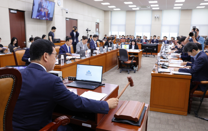국회 행정안전위원회 예산결산기금심사소위원회가 1일 여야 간 합의로 민생회복 소비쿠폰 지급 관련 추가경정예산(추경)안을 의결했다. 사진은 지난달 30일 신정훈 국회 행정안전위원장이 서울 여의도 국회에서 열린 행정안전위원회 전체회의에서 의사봉을 두드리고 있는 모습. /사진=뉴스1