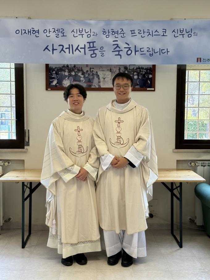 천주교 서울대교구 이재현(왼쪽), 함현준 신부가 교황청립 로마한인신학원 성당에서 첫 미사를 마친 뒤 기념사진을 찍고 있다.