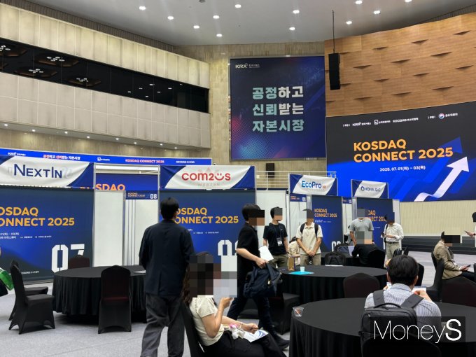 사진은 '코스닥 커넥트 2025' IR 행사 부스에서 참여자들의 모습. /사진=머니S 이예빈 기자 