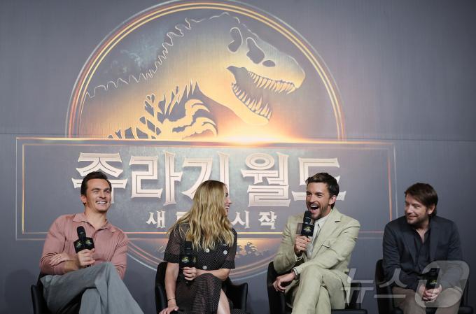 할리우드 배우 루퍼트 프렌드(왼쪽부터), 스칼렛 요한슨, 조나단 베일리, 가렛 에드워즈 감독이 1일 오후 서울 종로구 포시즌스 호텔 서울에서 열린 영화 '쥬라기 월드 : 새로운 시작’ 내한 기자회견에 참석하고 있다. '쥬라기 월드 : 새로운 시작'은 인간과 공룡이 공존하는 세상에서 공룡의 DNA를 활용한 신약 개발 과정을 다룬 이야기로, 2일 전 세계 동시 개봉한다. 2025.7.1/뉴스1 ⓒ News1 김진환 기자