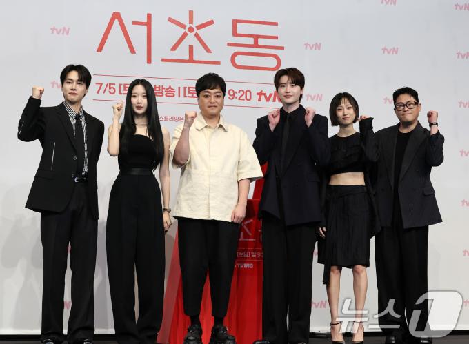 강유석(왼쪽부터)과 문가영, 박승우 감독, 이종석, 류혜영, 임성재가 1일 오후 서울 구로구 더링크호텔에서 열린 tvN 토일드라마 '서초동' 제작발표회에서 기념촬영을 하고 있다. 매일 서초동 법조타운으로 출근하는 어쏘 변호사 5인방의 희로애락 성장기를 담은 '서초동'은 오는 7월 5일 처음 방송된다. 2025.7.1/뉴스1 ⓒ News1 이동해 기자
