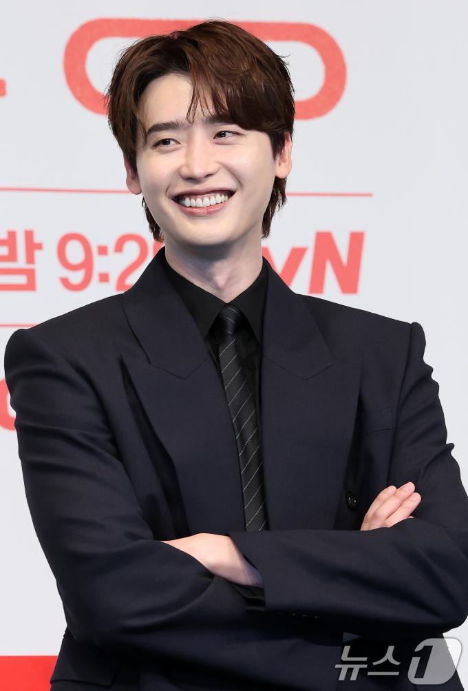 배우 이종석이 1일 오후 서울 구로구 더링크호텔에서 열린 tvN 토일드라마 '서초동' 제작발표회에서 기념촬영을 하고 있다. 매일 서초동 법조타운으로 출근하는 어쏘 변호사 5인방의 희로애락 성장기를 담은 '서초동'은 오는 7월 5일 처음 방송된다. 2025.7.1/뉴스1 ⓒ News1 이동해 기자