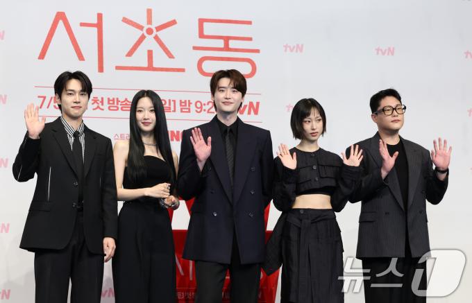 강유석(왼쪽부터)과 문가영, 이종석, 류혜영, 임성재가 1일 오후 서울 구로구 더링크호텔에서 열린 tvN 토일드라마 '서초동' 제작발표회에서 기념촬영을 하고 있다. 매일 서초동 법조타운으로 출근하는 어쏘 변호사 5인방의 희로애락 성장기를 담은 '서초동'은 오는 7월 5일 처음 방송된다. 2025.7.1/뉴스1 ⓒ News1 이동해 기자