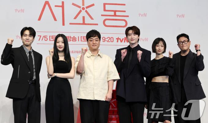 강유석(왼쪽부터)과 문가영, 박승우 감독, 이종석, 류혜영, 임성재가 1일 오후 서울 구로구 더링크호텔에서 열린 tvN 토일드라마 '서초동' 제작발표회에서 기념촬영을 하고 있다. 매일 서초동 법조타운으로 출근하는 어쏘 변호사 5인방의 희로애락 성장기를 담은 '서초동'은 오는 7월 5일 처음 방송된다. 2025.7.1/뉴스1 ⓒ News1 이동해 기자