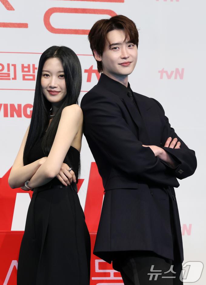 배우 이종석과 문가영이 1일 오후 서울 구로구 더링크호텔에서 열린 tvN 토일드라마 '서초동' 제작발표회에서 기념촬영을 하고 있다. 매일 서초동 법조타운으로 출근하는 어쏘 변호사 5인방의 희로애락 성장기를 담은 '서초동'은 오는 7월 5일 처음 방송된다. 2025.7.1/뉴스1 ⓒ News1 이동해 기자