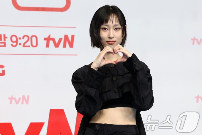 배우 류혜영이 1일 오후 서울 구로구 더링크호텔에서 열린 tvN 토일드라마 '서초동' 제작발표회에서 기념촬영을 하고 있다. 매일 서초동 법조타운으로 출근하는 어쏘 변호사 5인방의 희로애락 성장기를 담은 '서초동'은 오는 7월 5일 처음 방송된다. 2025.7.1/뉴스1 ⓒ News1 이동해 기자