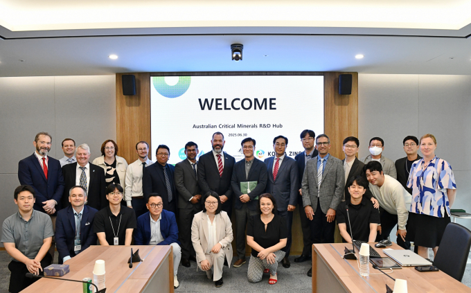 고려아연과 호주 핵심광물 R&D 대표단이 지난달 30일 서울 종로구 고려아연 본사에서 협력 논의를 위한 미팅을 마친 뒤 기념촬영을 했다./사진=고려아연