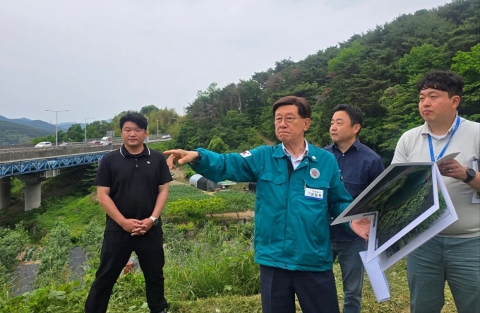 정종복 기장군수(왼쪽 두 번째)가 현장을 점검하고 있다./사진=기장군