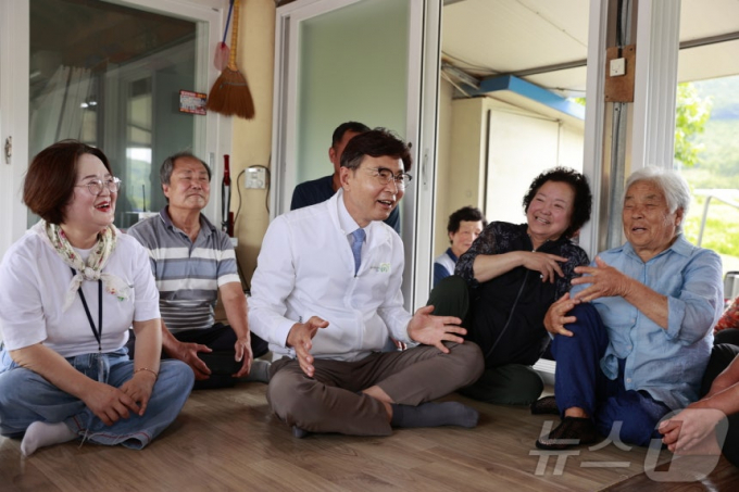 김철우 전남 보성군수가 관내 경로당을 찾아 군민들과 대화를 나누고 있다./뉴스1