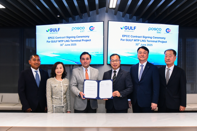 포스코이앤씨가 태국에서 1조5000억원 규모의 LNG 터미널 건설 프로젝트 계약을 체결했다. 사진은 정희민 포스코이앤씨 대표(오른쪽 세 번째)가 계약 체결식에 참석한 모습. /사진=포스코이앤씨