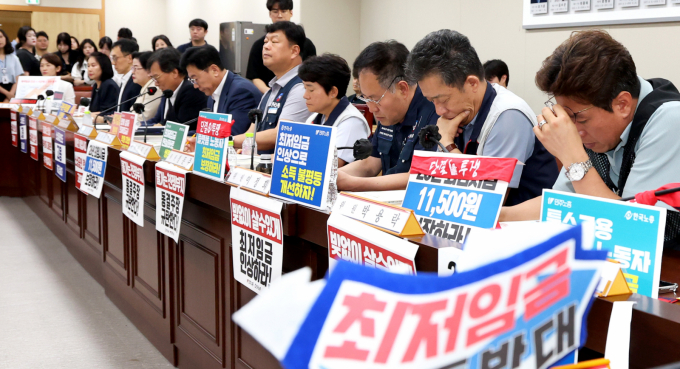 1일 세종시 정부세종청사 고용노동부에서 열린 최저임금위원회 제8차 전원회의에 참석한 노사 위원들이 양측의 주장을 책상에 게재하고 팽팽한 회의를 이어가고 있다. / 사진=뉴스1 김기남 기자