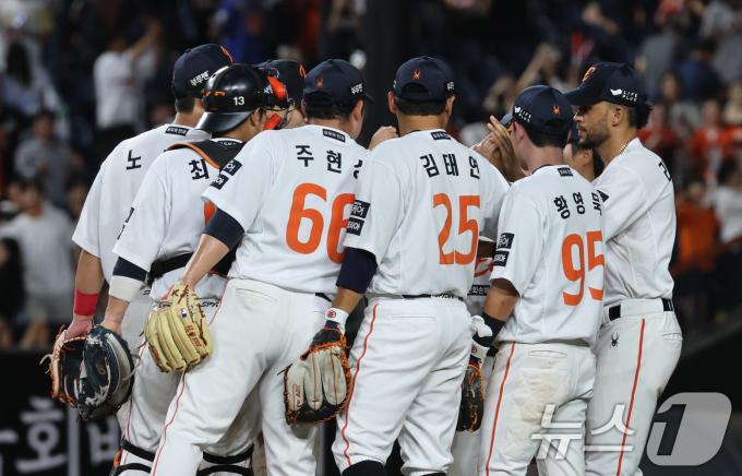 1일 오후 대전한화생명 볼파크에서 열린 프로야구 '2025 신한 SOL뱅크 KBO 리그' 한화 이글스와 NC 다이노스 경기에서 승히한 한화 선수들이 자축하고 있다. 2025.7.1/뉴스1 ⓒ News1 김기태 기자