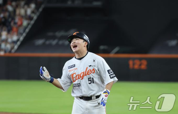 1일 오후 대전한화생명 볼파크에서 열린 프로야구 '2025 신한 SOL뱅크 KBO 리그' 한화 이글스와 NC 다이노스 경기에서 8회말 1사 1, 3루 상황 한화 문현빈이 역전 내야 땅볼에 환호하고 있다. 2025.7.1/뉴스1 ⓒ News1 김기태 기자