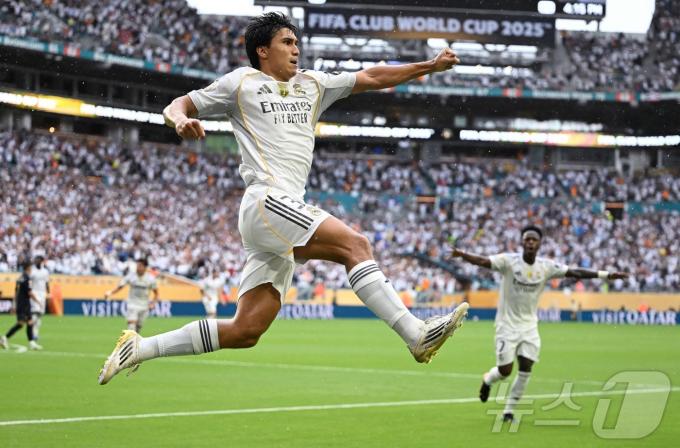 레알 마드리드 공격수 곤살로 가르시아가 2일(한국시간) 열린 2025 FIFA 클럽월드컵 16강 유벤투스전에서 후반 9분 결승 골을 터뜨린 후 기뻐하고 있다. ⓒ AFP=뉴스1