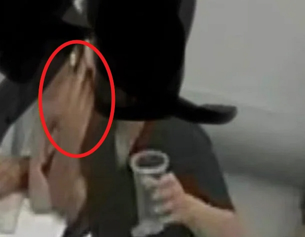 무인카페 사장이 황당한 일을 겪었다고 토로했다. 사진은 CCTV를 향해 가운뎃손가락을 올려 욕하는 남학생의 모습. /사진=온라인 커뮤니티 캡처