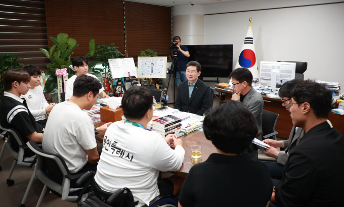 이상일 용인특례시장(가운데 맞은편)이 1일 시장실에서 열린 용인시 직장운동경기부 장애인수영팀 우승 메달 봉납식에서 선수들을 격려했다. /사진제공=용인특례시