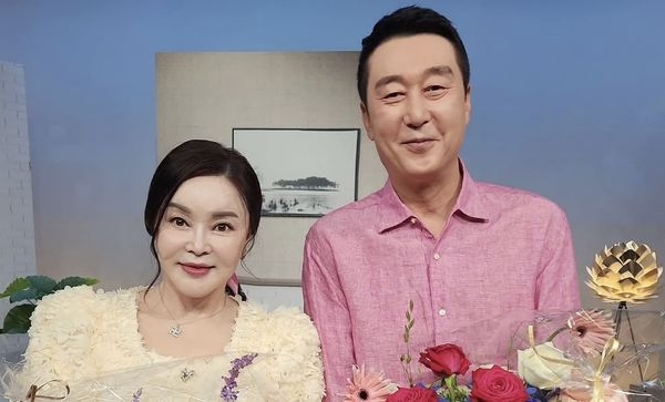 배우 최란과 전 농구선수 이충희 부부가 서울숲 아파트를 팔았다. 사진은 배우 최란과 전 농구선수 이충희 부부. /사진=인스타그램 캡처