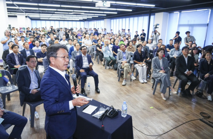 강기정 광주광역시장이 1일 오후 북구 광주비엔날레 거시기홀에서 열린 ‘호남고속도로 확장사업 광주시민의 의견을 듣습니다’ 시민 토론회에 참석해 의견을 나누고 있다./사진=광주시 