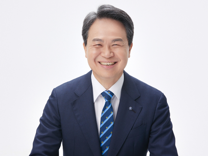 신한금융그룹이 '헬프업 앤드 밸류업' 프로젝트를 통해 10% 이상인 모든 가계대출 금리를 한 자릿수로 내린다고 2일 발표했다. 사진은 진옥동 신한금융 회장. /사진=신한금융그룹