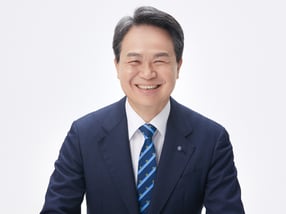 신한금융그룹이 &#039;헬프업 앤드 밸류업&#039; 프로젝트를 통해 10% 이상인 모든 가계대출 금리를 한 자릿수로 내린다고 2일 발표했다. 사진은 진옥동 신한금융 회장. /사진=신한금융그룹