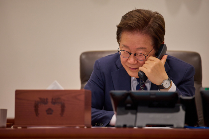 중국 정부가 9월3일 예정된 베이징 천안문 광장에서 열리는 전승절 80주년 기념 행사에 이재명 대통령을 초청한 것으로 알려졌다. 사진은 지난 1일 이재명 대통령이 서울 용산구 대통령실 청사 집무실에서 크리스토퍼 럭슨 뉴질랜드 총리와 통화를 하고 있는 모습. /사진=뉴시스(대통령실 제공)