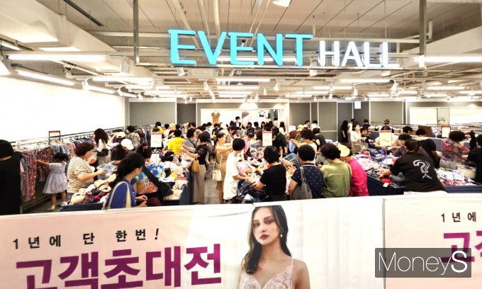 2024년 롯데백화점 광주점이 열었던 와코루 란제리 행사에 고객들이 제품을 고르고 있다/사진=롯데백화점 홍보 3팀 제공.