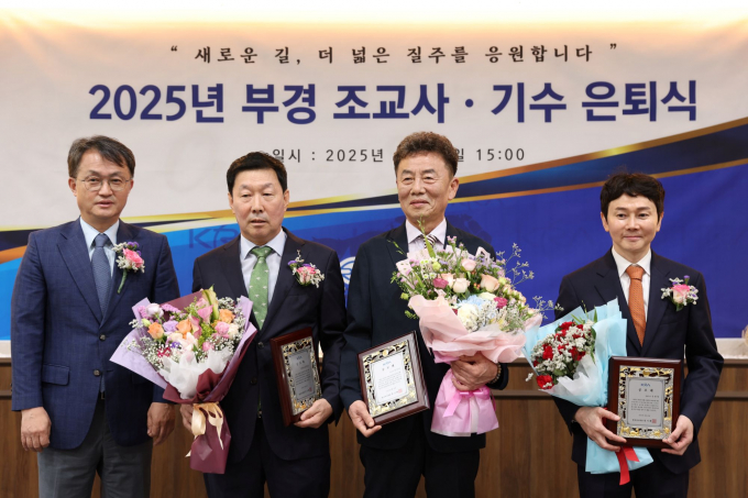 김영관·양귀선 조교사(왼쪽 두 번째)와 유현명 기수(왼쪽 세번째)가 은퇴 기념식에서 포즈를 취하고 있다./사진=한국마사회