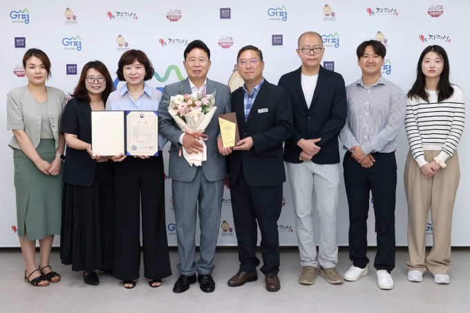 서태원 가평군수(왼쪽 네번째)가 지난 1일 '2025년 사회적기업 육성 우수 자치단체'평가에서 우수상을 수상하고 관계자들과 사진 촬영을 하고 있다. /사진제공=가평군