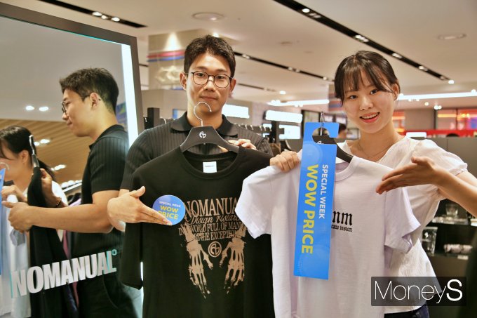  광주신세계 플레이스팟 '노매뉴얼' 매장 직원들이 한정수량으로 특별한 가격에 만나볼 수 있는 와우 프라이스 제품인 반팔 티셔츠를 선보이고 있다/사진=광주신세계 제공.