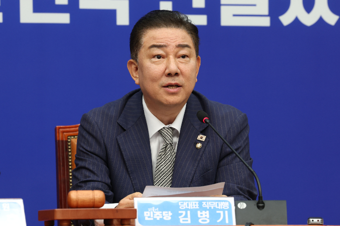김병기 더불어민주당 원내대표가 2일 검찰 개혁의 시간이 다가왔다며 공세를 이어갔다. 사진은 이날 오전 서울 여의도 국회에서 열린 최고위원회의에서 발언하는 김 원내대표. /사진=뉴스1