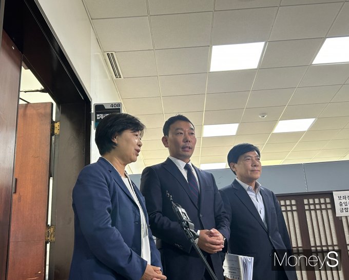 국회 법제사법위원회 법안심사 제1소위원회가 상법 개정안 심사에 본격 착수한 가운데 여야가 일부 조항에 대해 이견 없이 합의하면서 법안 처리에 속도가 붙고 있다. 사진은 2일 오후 12시30분께 법안심사 회의를 마친 뒤 기자들과 만난  김용민 제1소위원장(더불어민주당·경기 남양주시병)(가운데)와 서영교 의원(더불어민주당·서울 중랑갑)의 모습.  /사진=김성아 기자