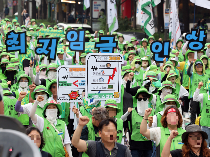 민주노총 조합원들이 지난 6월28일 오후 서울 중구 숭례문 인근에서 열린 '최저임금 인상·노동기본권 쟁취 결의대회'에서 구호를 외치고 있다. / 사진=뉴스1 황기선 기자 /사진=(서울=뉴스1) 황기선 기자