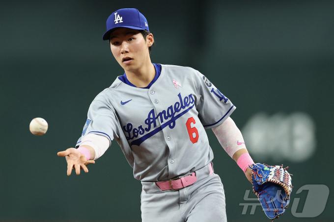 LA 다저스 김혜성은 2일(한국시간) 열린 2025 메이저리그 시카고 화이트삭스와 홈 경기에서 9번 타자 유격수로 선발 출전했다. ⓒ AFP=뉴스1