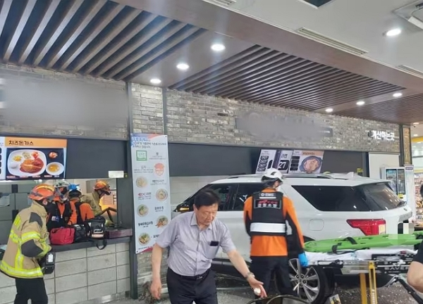 사진은 2일 강릉시 영동고속도로 강릉방향 대관령휴게소에서 SUV가 휴게소 내 식당으로 돌진해 시민 16명이 다쳐 병원으로 이송됐다. 사진은 사고 현장. /사진=뉴스1