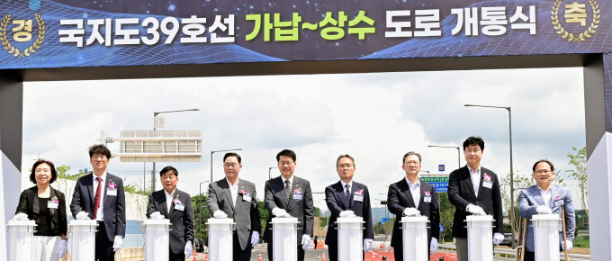2일 경신교차로(양주시 남면)에서 열린 개통식에서 김대순 경기도 행정2부지사(가운데), 강수현 양주시장(왼쪽에서 네 번째) 등이 개통 축하 버튼을 누르고 있다. /사진제공=구경기도