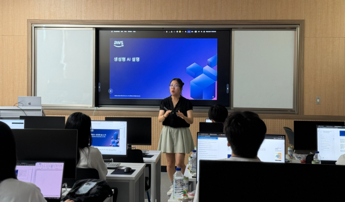 2일 홍은미 강사가 순천대 AI융합센터 및 공과대학 실습실에서 컴퓨터공학과 및 인공지능학부 재학생 20명을 대상으로  AI 실무역량 강화 교육을 하고 있다./순천대